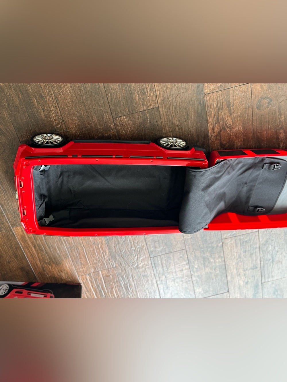 Mercedes-Benz G-Class Red Ride-On Suitcase - Picture 7 of 8